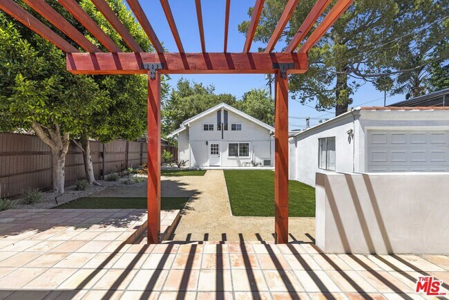 Building Photo - 11151 Hortense St