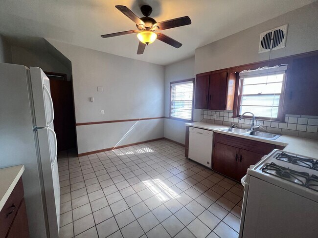 Building Photo - Adorable One Bedroom, Downtown GR!