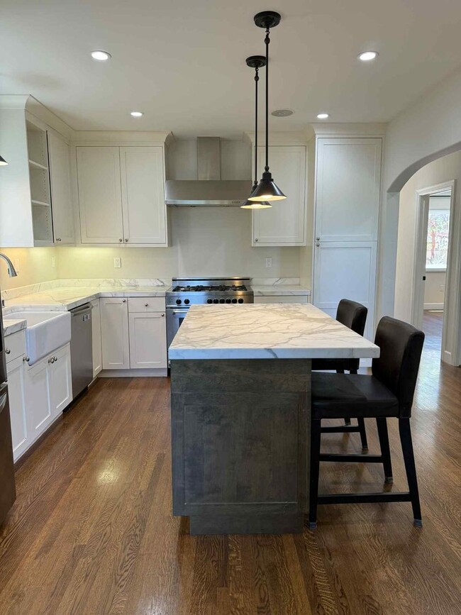 Building Photo - Redwood City Hillside Retreat – 4BR, 3BA w...