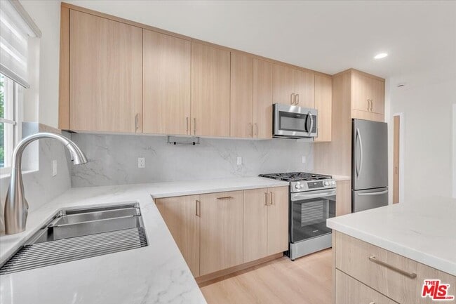 Building Photo - 6915 Encino Ave