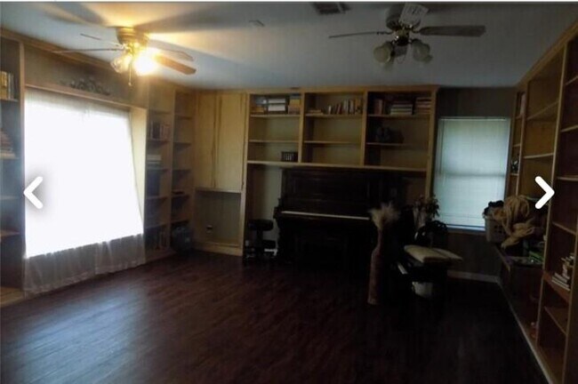 Building Photo - 209 Oak Crest Ln