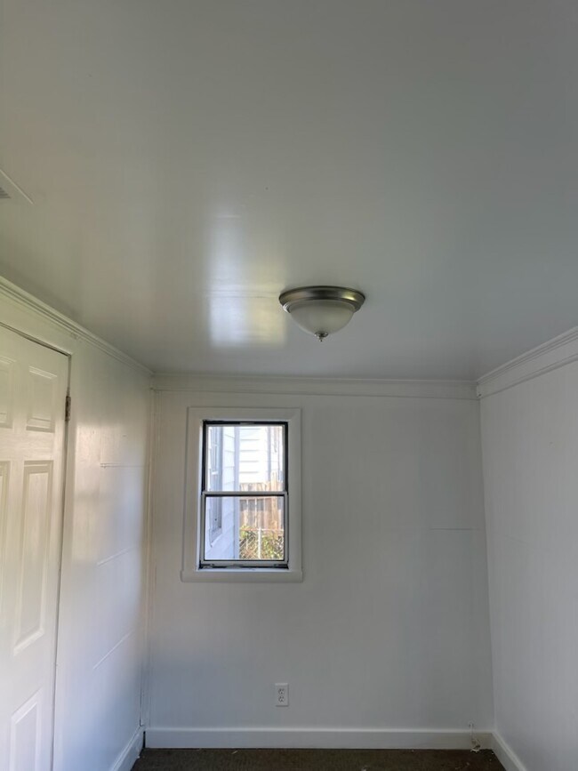 Building Photo - 123 Elm St