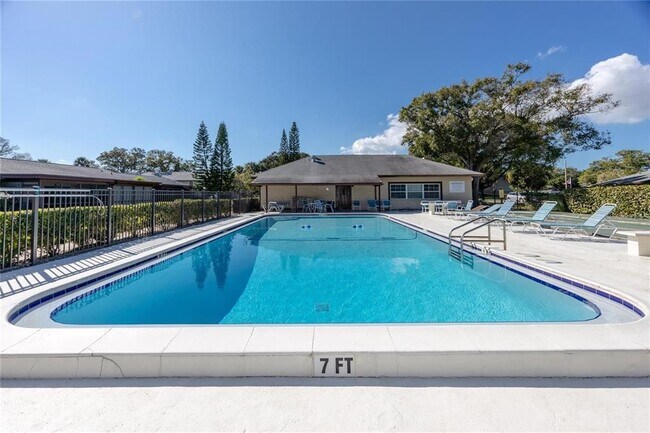 Building Photo - 4215 E Bay Dr