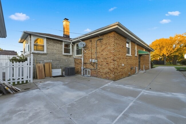 Building Photo - 4656 N Narragansett Ave