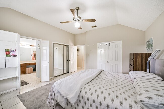 Building Photo - 15519 Montesa Dr