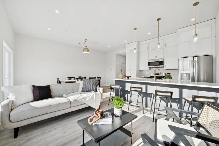 Building Photo - 2213 Lebanon Dr