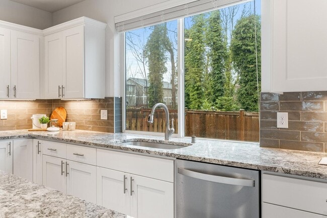 Building Photo - Modern Built Home in Great Neighborhood - 4 bed with den + 2.5 bath, remodeled Kitchen