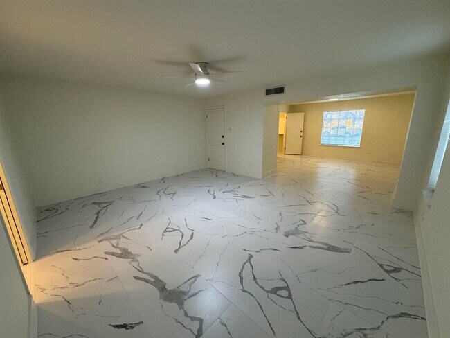 Building Photo - 13 Royale Cir