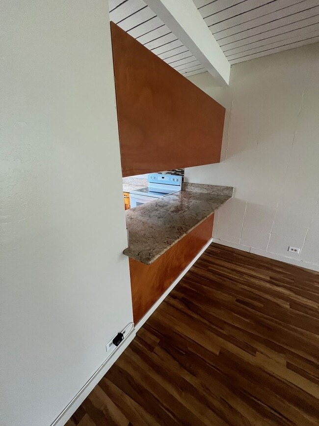 Building Photo - 2-bed 2-bath 1- parking Tropic Gardens Town House for rent!