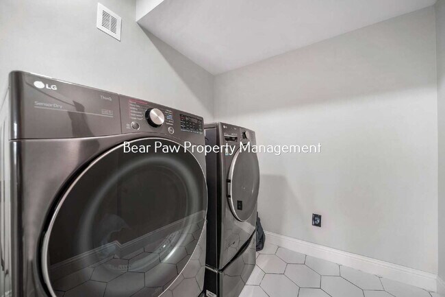 Building Photo - Gorgeous Home on Bear Mountain!