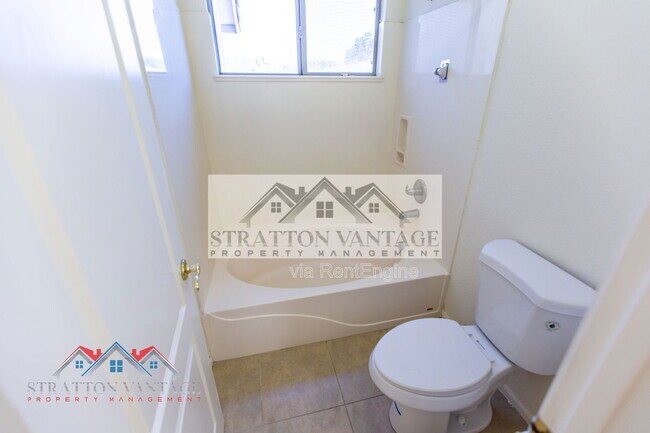 Building Photo - 960 E Constitution Dr