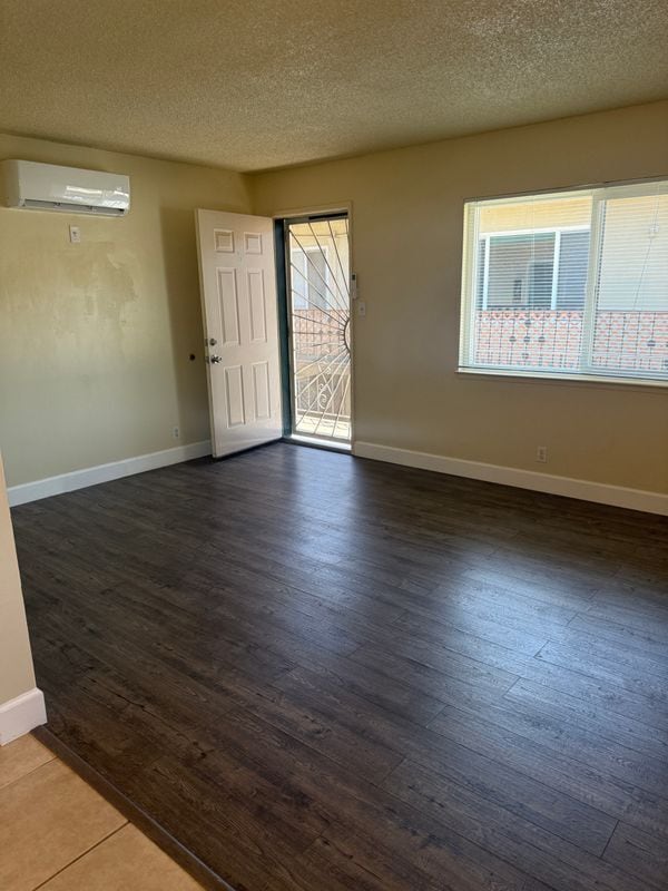 Building Photo - 1099 Roewill Dr