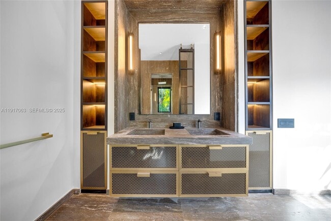 Building Photo - 200 W Rivo Alto Dr