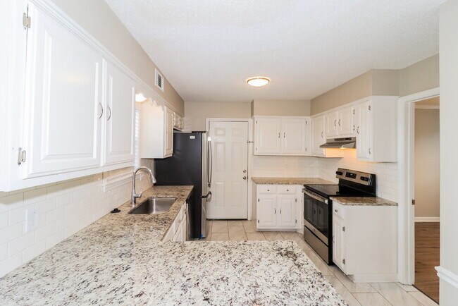 Building Photo - 7733 Deerfield Trce