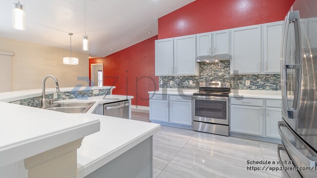 Building Photo - 714 SW Sardinia Ave