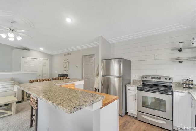 Building Photo - 1116 Lakeview Cir