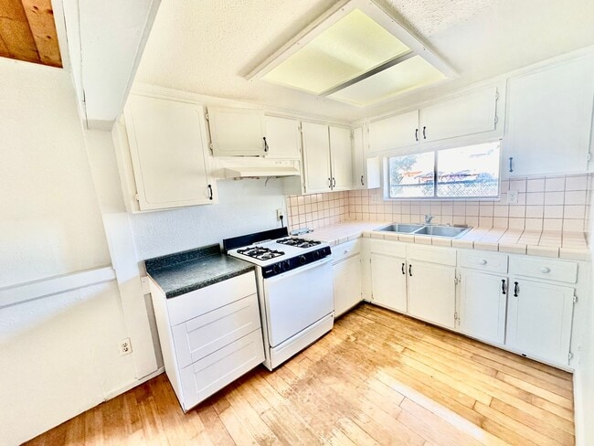 Building Photo - 2/2 With Bonus Room