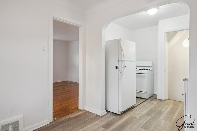 Building Photo - 3 bedroom $1200