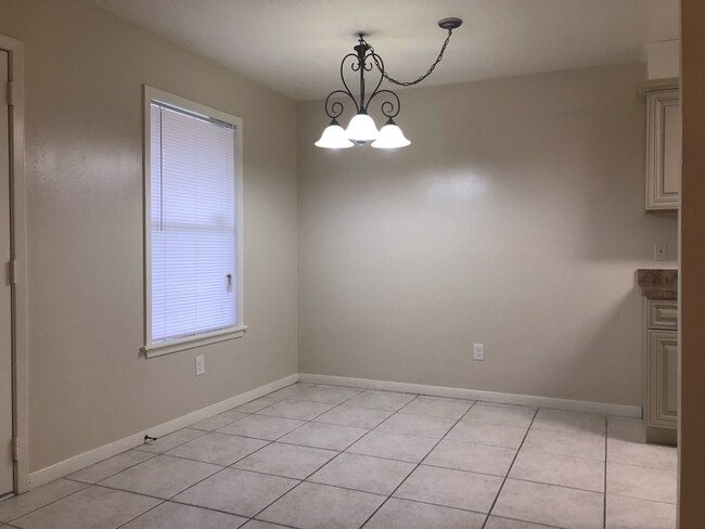 Building Photo - 615SB