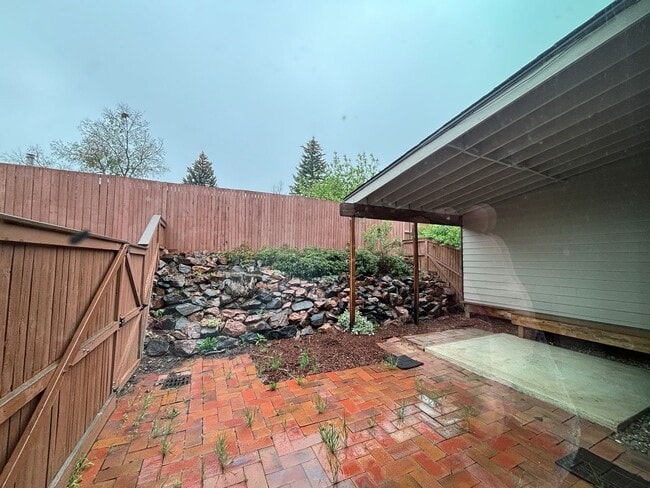 Building Photo - Large 3 bedroom, 2.5 bath townhome with 2-car garage!