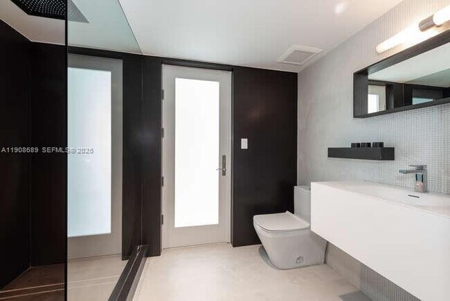 Building Photo - 1325 Bay Dr