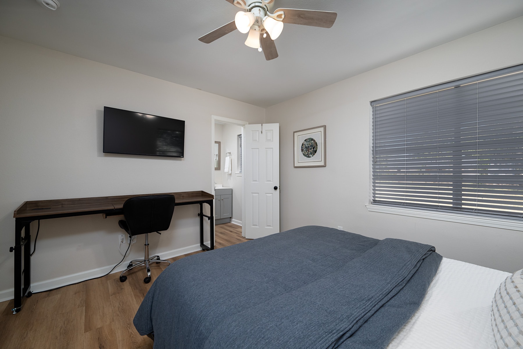 Building Photo - 1528 E Devine St