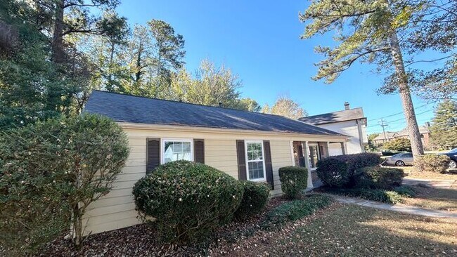 Building Photo - Alpharetta 3 Bedroom-2 Bathroom, Minutes From 400, Dining and Shopping.