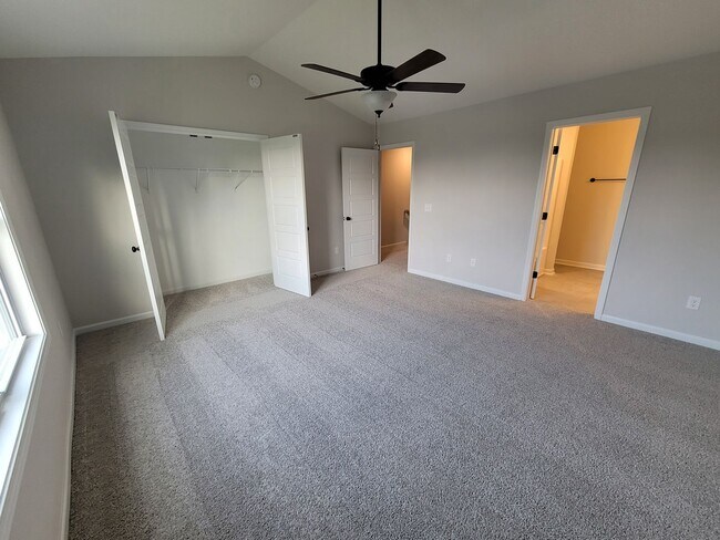 Building Photo - Modern townhome in beautiful Mallory Creek Subdivision