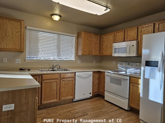 Building Photo - 2-story home with finished basement! 2-car garage!