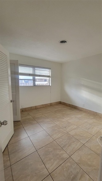 Building Photo - 1821 NE 56th St