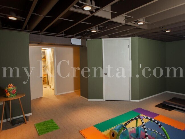 Building Photo - 9619 Outlook Dr