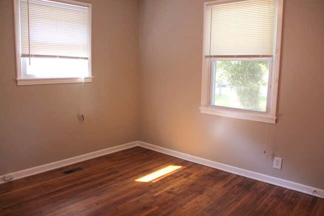 Building Photo - East Nashville 2 Bedroom / 1 Bath Duplex -...