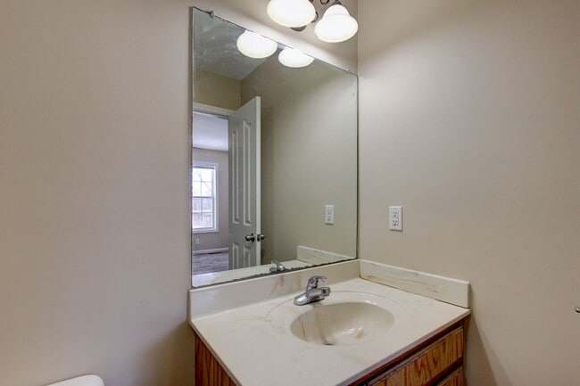 Building Photo - Cozy 3 bd 2 bath in the heart of Clarksville.  Fresh paint and Flooring!