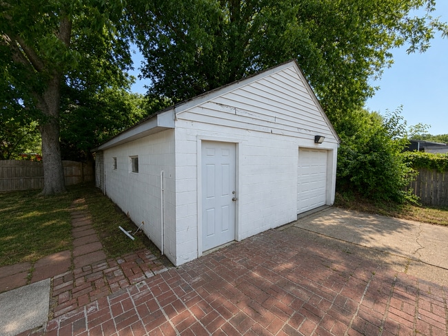 Building Photo - 213 Beacon Rd