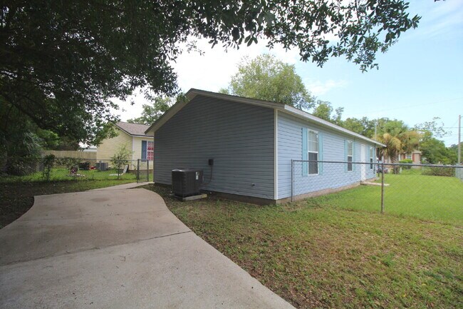 Building Photo - 3BR Pensacola Home Near Blue Wahoos Stadium & Fenced Backyard!