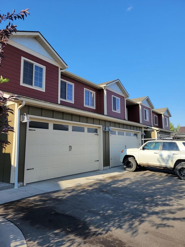 Building Photo - End Unit 3 Bedroom 2.5 Bathroom Condo