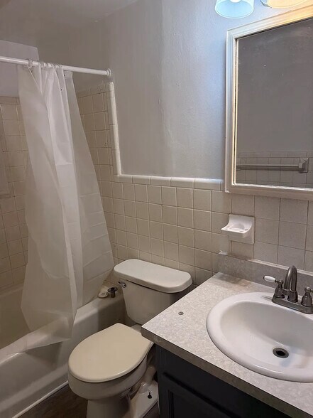 Building Photo - Room in Apartment on Dunlap Ave