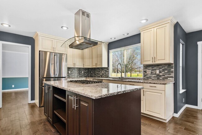 Building Photo - Parkside Paradise: Spacious 5-Bed Luxury in Hobble Creek