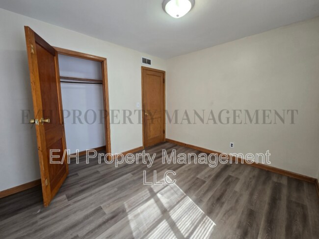 Building Photo - 724 S Hunter