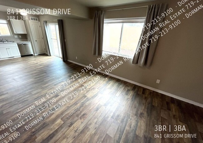 Building Photo - $500 OFF the first month of rent! Single F...