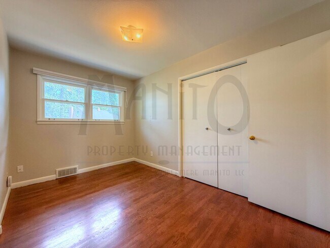 Building Photo - 1324 E 43rd Ave