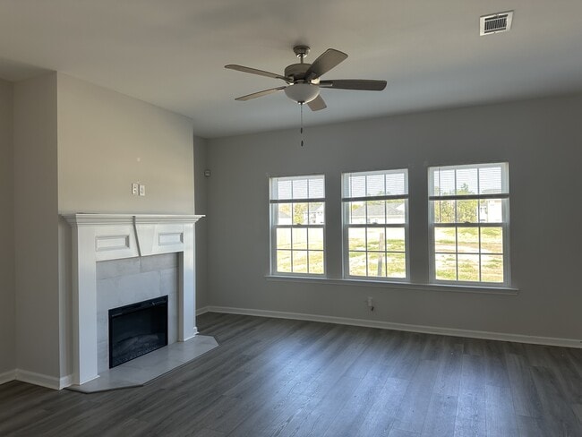 Building Photo - 96 Deerfield Dr NE