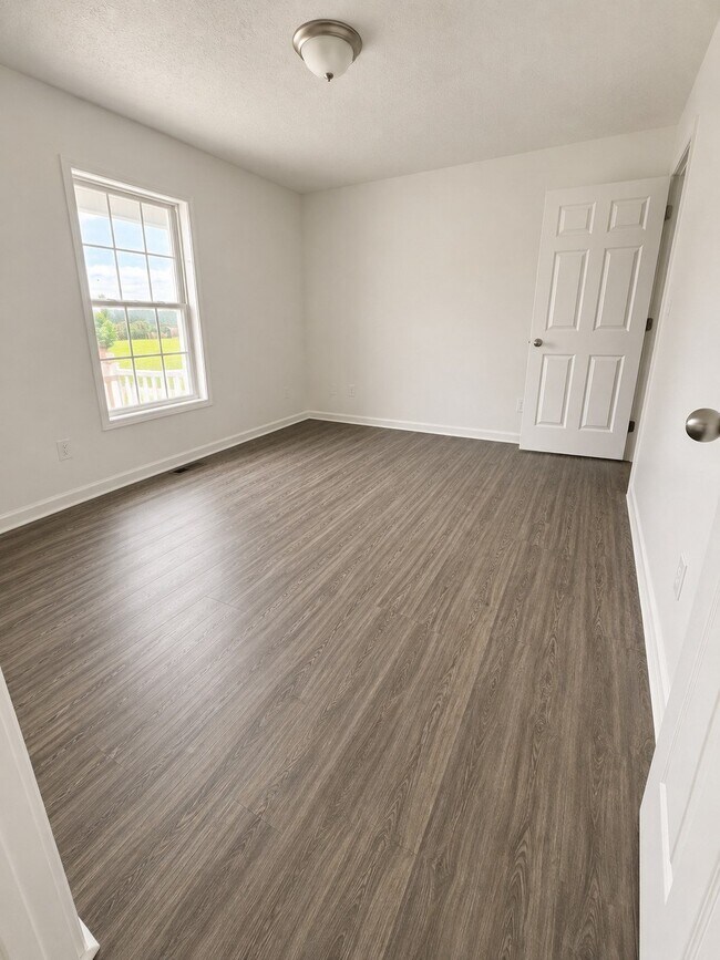 Building Photo - 211 Memory Ln