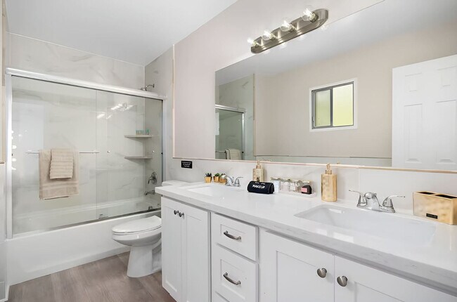 Building Photo - 5747 N 48th Ln