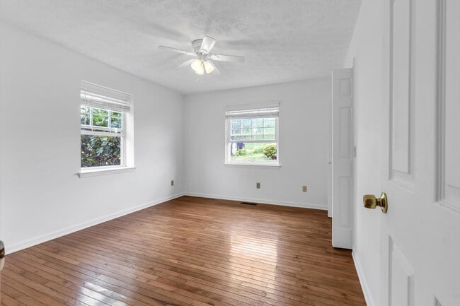 Building Photo - 7918 Holly Hills Dr