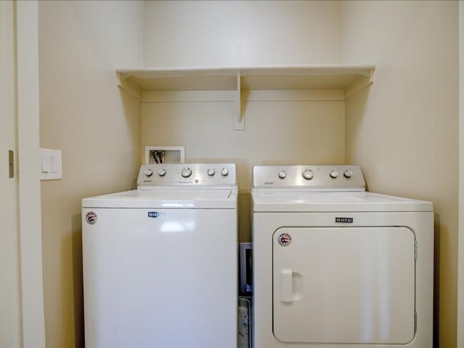 Building Photo - 3 Bedroom 2.5 Bath   $200.00 OFF FIRST FULL MONTHS RENT