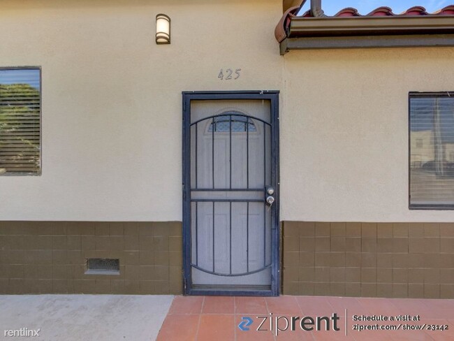 Building Photo - 2 br, 1 bath Triplex - 425 East Hermosa St...