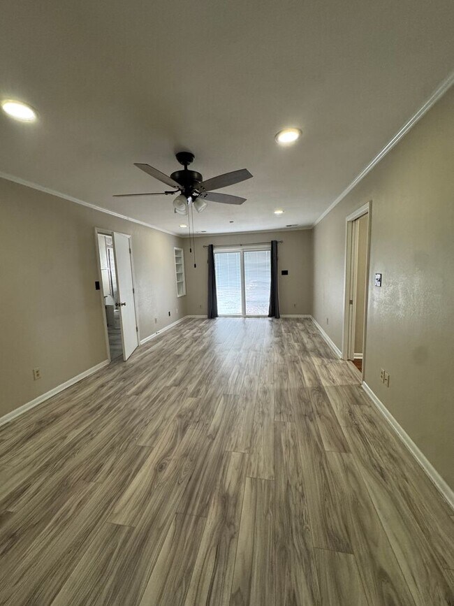 Building Photo - Incredible 4 Bed / 2 Bath updated Home, Available Now!