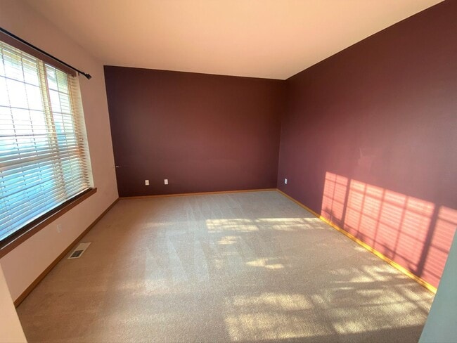 Building Photo - Large 3 Bed Home with Office, Fenced Yard, and Lawn Service!