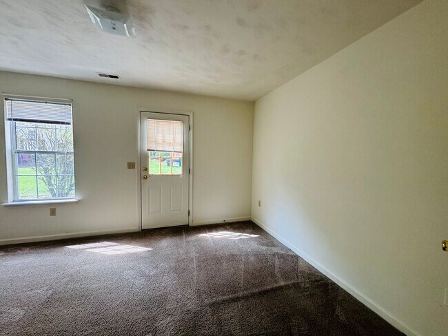Building Photo - 824 Patrick Henry Dr